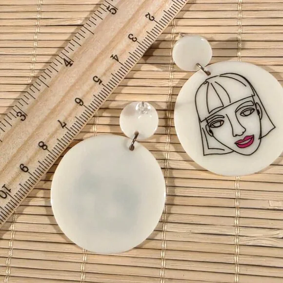 Retro 80s Style Artsy Woman Red LIps Face Vintage Lucite Pendant Dangle earrings - Picture 8 of 8